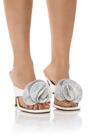BOUQUET WHITE FLOWER SANDAL