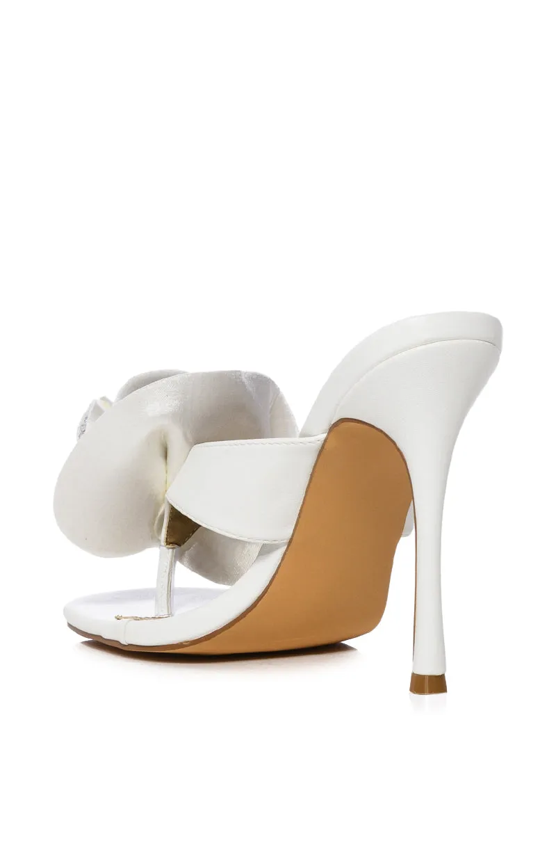 BOUQUET WHITE FLOWER SANDAL