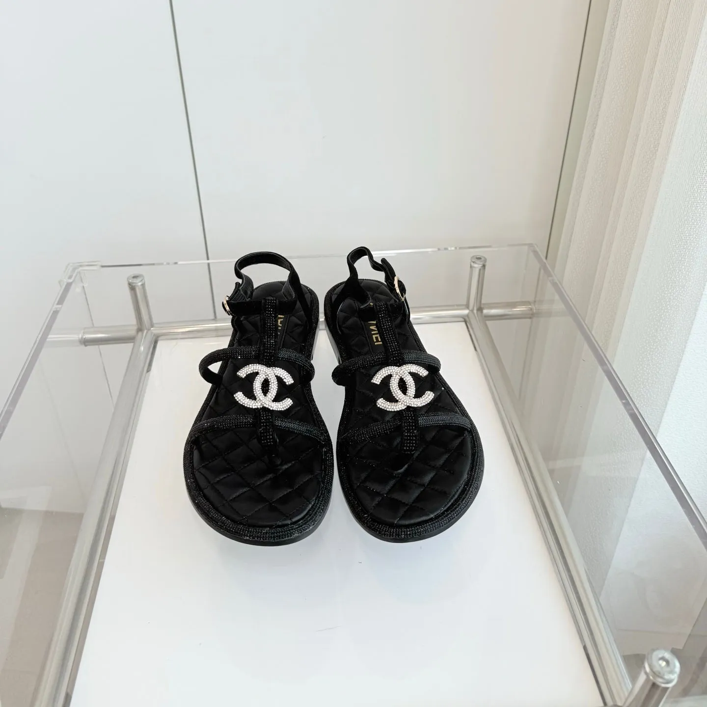 FLAT SANDALS IN BLACK SOFT LEATHER