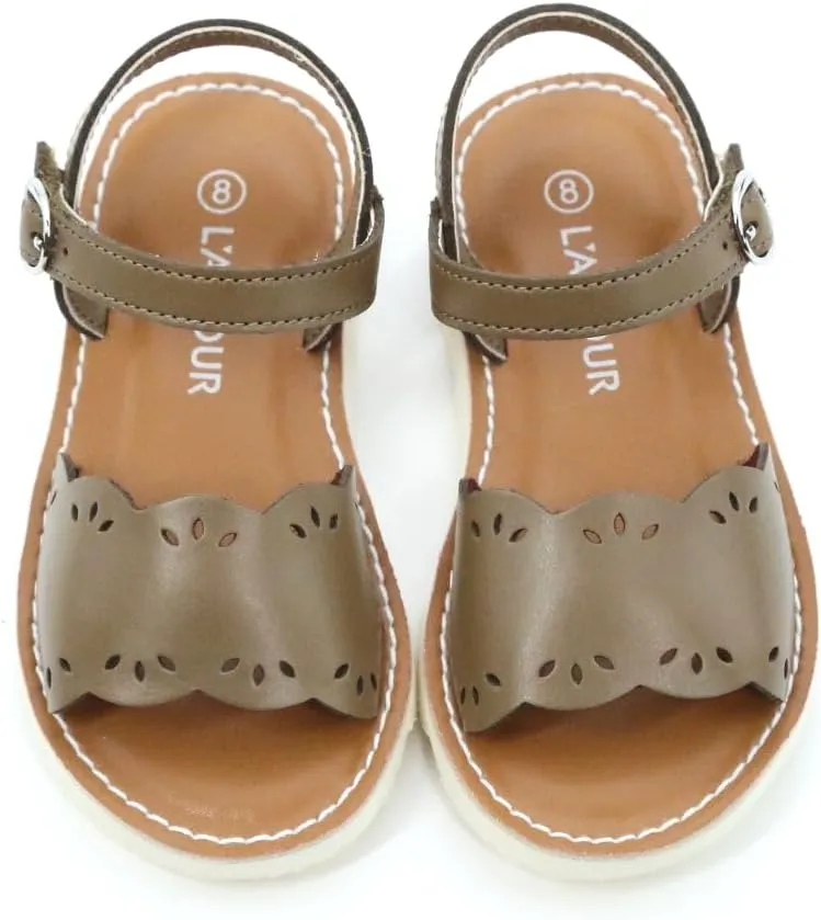 L'Amour Ella Scalloped Sandal | Girls Open Toe Fashion Sandals (Toddler/Little Kid)
