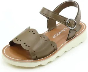 L'Amour Ella Scalloped Sandal | Girls Open Toe Fashion Sandals (Toddler/Little Kid)