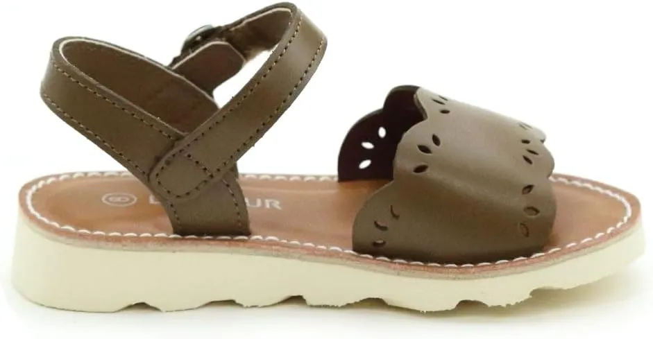 L'Amour Ella Scalloped Sandal | Girls Open Toe Fashion Sandals (Toddler/Little Kid)